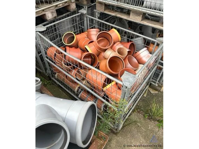 5 draadstalen kooien inhoudend pvc koppelstukken - afbeelding 3 van  3