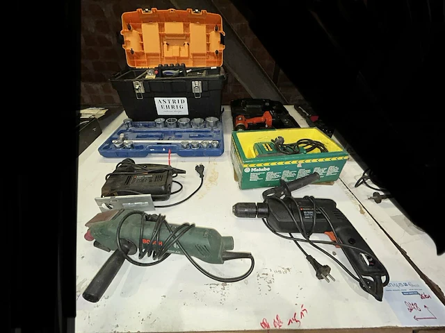 5 handmachines en 2 gereedschapskoffers - afbeelding 1 van  7