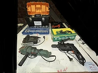 5 handmachines en 2 gereedschapskoffers