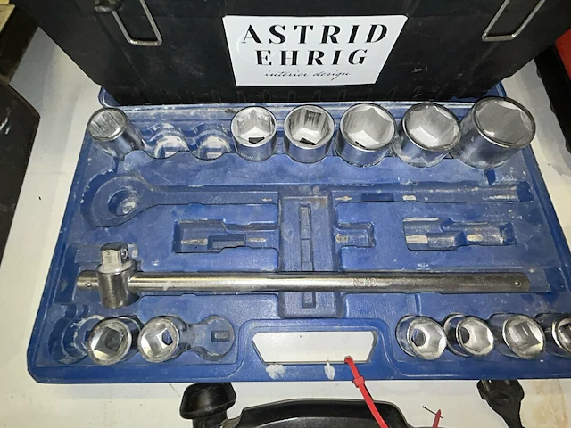 5 handmachines en 2 gereedschapskoffers - afbeelding 2 van  7