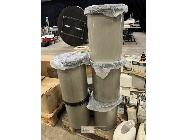 5 kleine vuilbakken - afbeelding 1 van  4