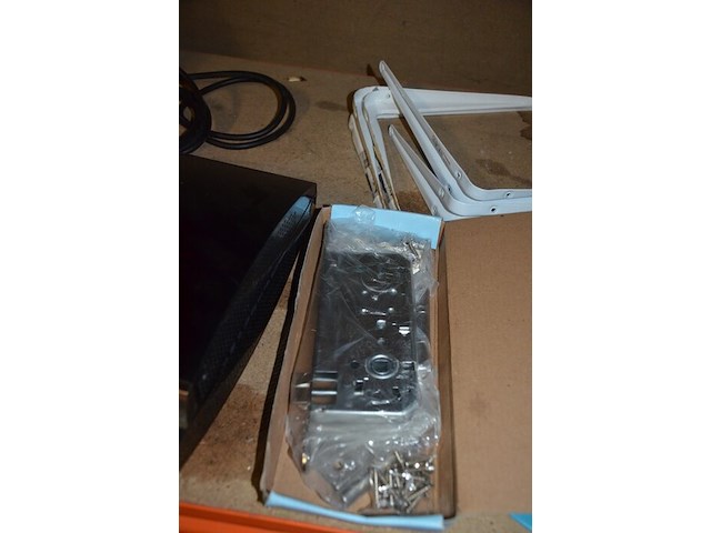 5 led lampen, 3 koppelstukken gardena, 4 muurbeugels, binnenwerk deur - afbeelding 3 van  6