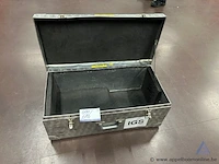 5 metalen transportbakken