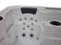 5 persoons outdoor spa 208x208 cm - incl. 2 ligbedden - wit bad / naturel houten kleur zijkant - afbeelding 22 van  24