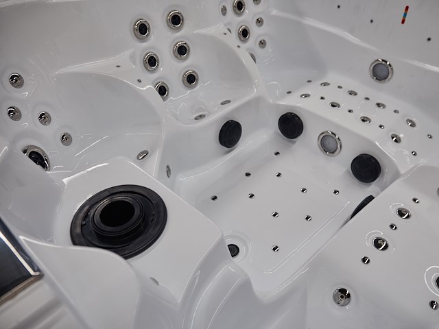 5 persoons outdoor spa 208x208 cm - incl. 2 ligbedden - wit bad / naturel houten kleur zijkant - afbeelding 9 van  16