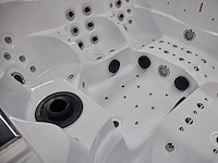 5 persoons outdoor spa 208x208 cm - incl. 2 ligbedden - wit bad / naturel houten kleur zijkant - afbeelding 9 van  16