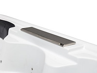 5 persoons outdoor spa 208x208 cm - incl. 2 ligbedden - wit bad / naturel houten kleur zijkant - afbeelding 10 van  16