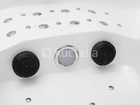 5 persoons outdoor spa 208x208 cm incl. 2 ligbedden - wit bad / mahonie kleur zijkant - afbeelding 10 van  21