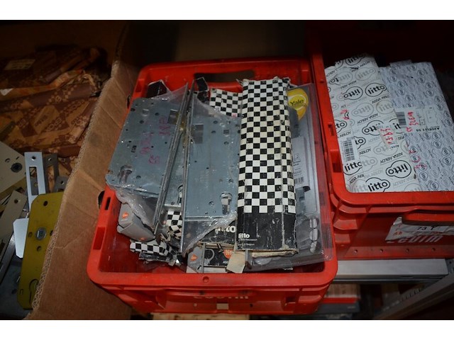 5 pvc bakjes met binnenwerken voor deuren, kartonnen doos met binnenwerken voor deuren - afbeelding 5 van  8