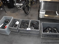 5 pvc bakken inhoudend diverse elektrakabel - afbeelding 1 van  4