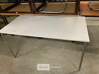 5 tafels met houten bladen