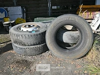 ± 5 vrachtwagenbanden