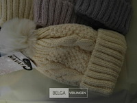 5 wintermutsen met pompon div. kleuren - afbeelding 3 van  4