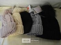 5 wintermutsen met pompon div. kleuren - afbeelding 1 van  3