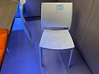 5 witte pvc stoelen - afbeelding 1 van  5