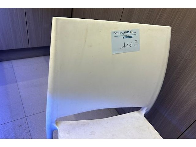 5 witte pvc stoelen - afbeelding 2 van  5