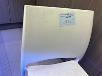 5 witte pvc stoelen - afbeelding 2 van  5