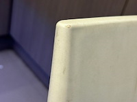 5 witte pvc stoelen - afbeelding 3 van  5