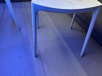 5 witte pvc stoelen - afbeelding 4 van  5