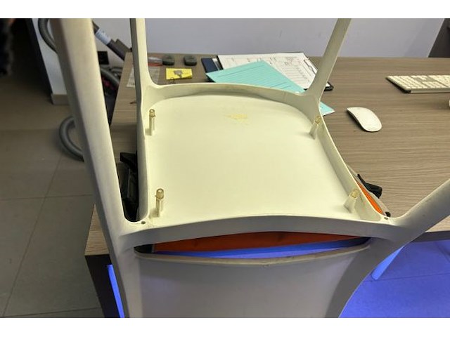 5 witte pvc stoelen - afbeelding 5 van  5