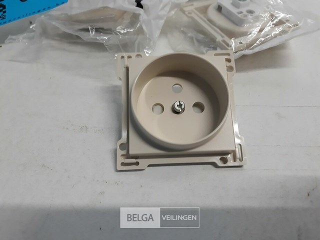 5 x niko binnenplaatje stopcontact met aarding cream - afbeelding 3 van  3
