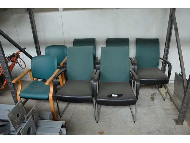 5 zetelstoelen groen zwart met armleuning chroom voet, 2 zetelstoelen groen met houten armleuning en onderstel - afbeelding 1 van  5