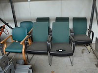 5 zetelstoelen groen zwart met armleuning chroom voet, 2 zetelstoelen groen met houten armleuning en onderstel