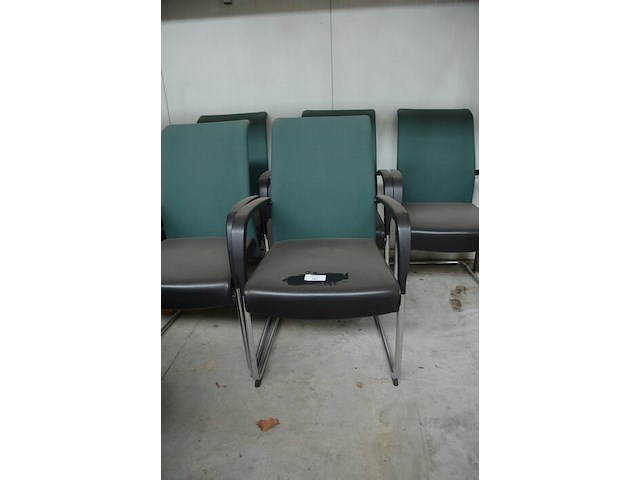 5 zetelstoelen groen zwart met armleuning chroom voet, 2 zetelstoelen groen met houten armleuning en onderstel - afbeelding 2 van  5
