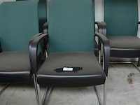 5 zetelstoelen groen zwart met armleuning chroom voet, 2 zetelstoelen groen met houten armleuning en onderstel - afbeelding 2 van  5