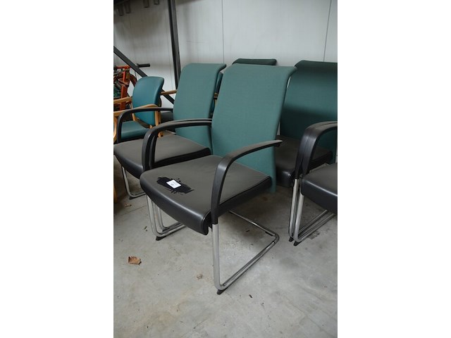 5 zetelstoelen groen zwart met armleuning chroom voet, 2 zetelstoelen groen met houten armleuning en onderstel - afbeelding 3 van  5