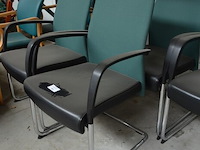 5 zetelstoelen groen zwart met armleuning chroom voet, 2 zetelstoelen groen met houten armleuning en onderstel - afbeelding 3 van  5