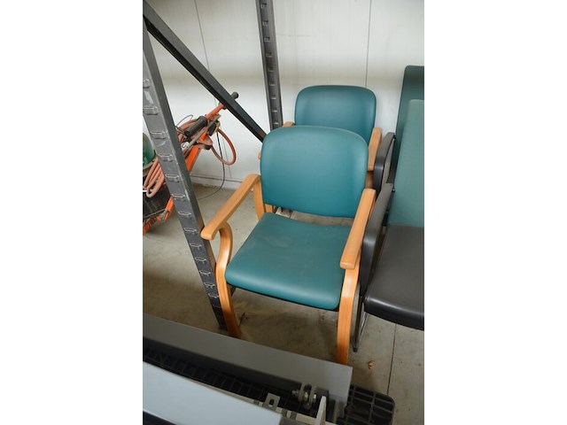 5 zetelstoelen groen zwart met armleuning chroom voet, 2 zetelstoelen groen met houten armleuning en onderstel - afbeelding 4 van  5