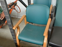 5 zetelstoelen groen zwart met armleuning chroom voet, 2 zetelstoelen groen met houten armleuning en onderstel - afbeelding 4 van  5