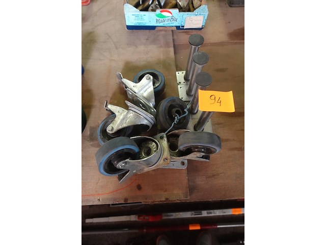 5 zwenkwielen en 4 poten - afbeelding 1 van  3