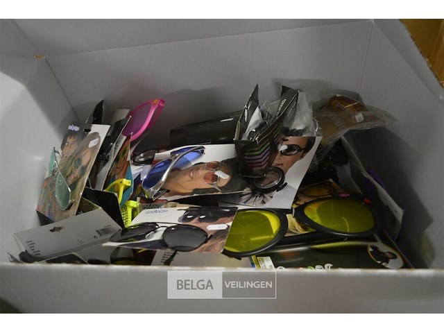 ±50 div carnavalbrillen - afbeelding 1 van  8