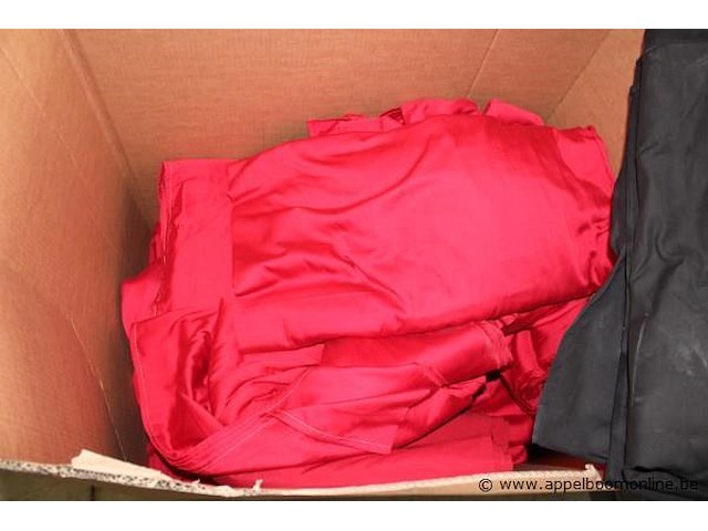 50 doeken in rode stof afm - afbeelding 2 van  2