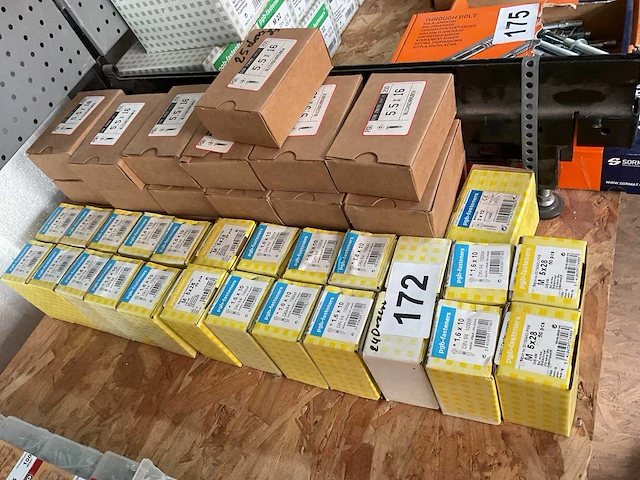 50 dozen split pennen en schroeven - afbeelding 1 van  4