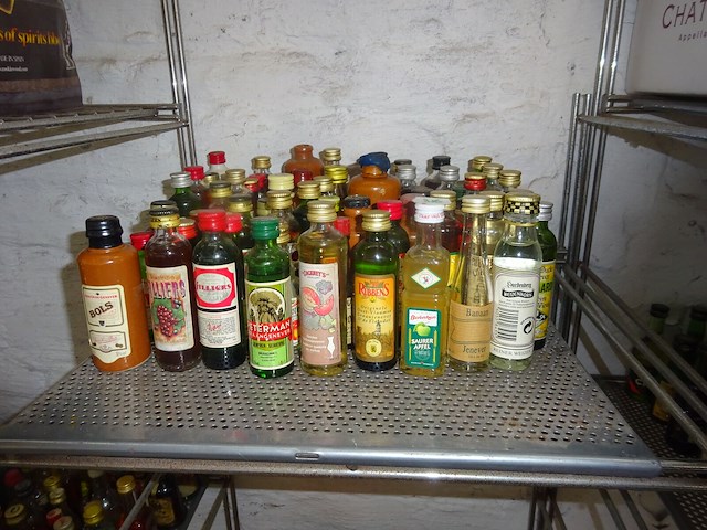 50 flesjes jenevers - afbeelding 1 van  2