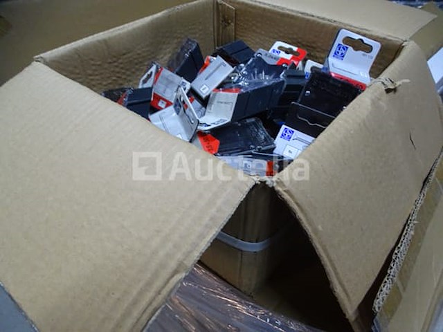 50 verschillende reparatieblaren (schroeven, spijkers, haken, ...) - afbeelding 1 van  6