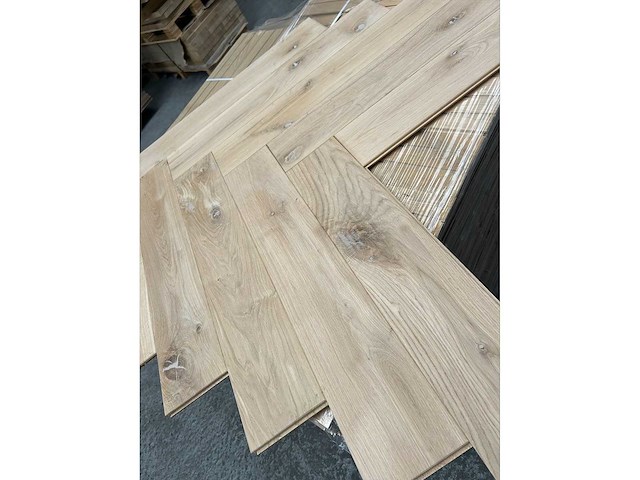 53,36 m² massief eiken visgraatparket 15mm - afbeelding 1 van  4