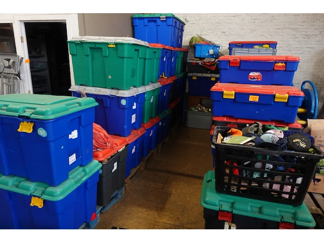 55x kunststof bak met verkleedkledij en diversen - afbeelding 1 van  11
