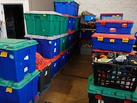 55x kunststof bak met verkleedkledij en diversen