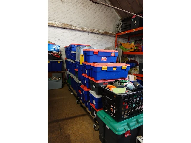 55x kunststof bak met verkleedkledij en diversen - afbeelding 5 van  11