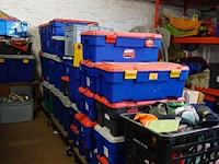 55x kunststof bak met verkleedkledij en diversen - afbeelding 5 van  11
