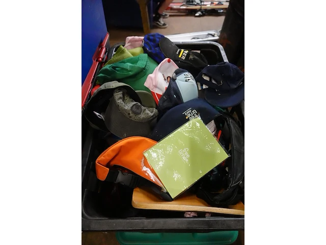 55x kunststof bak met verkleedkledij en diversen - afbeelding 8 van  11