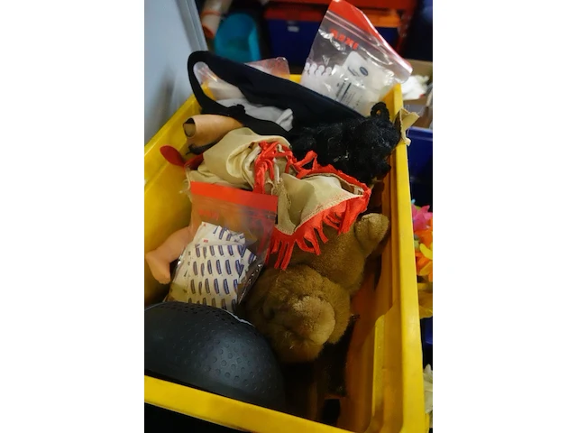 55x kunststof bak met verkleedkledij en diversen - afbeelding 9 van  11