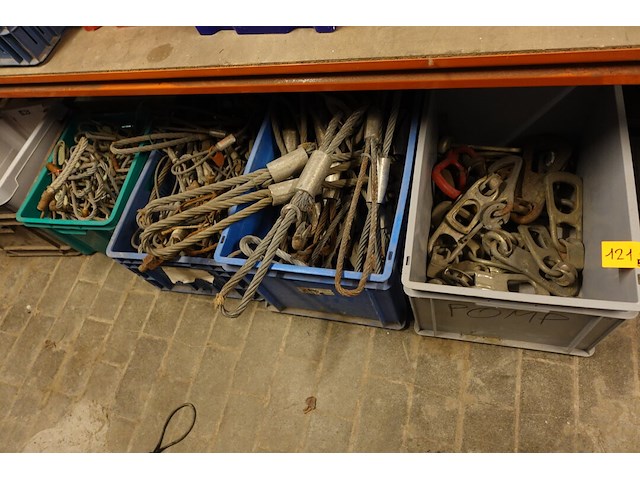 5x bak met diverse hijshaken - afbeelding 1 van  6