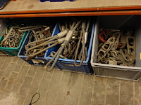 5x bak met diverse hijshaken - afbeelding 1 van  6