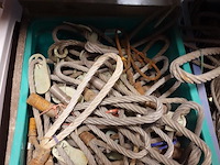 5x bak met diverse hijshaken - afbeelding 5 van  6