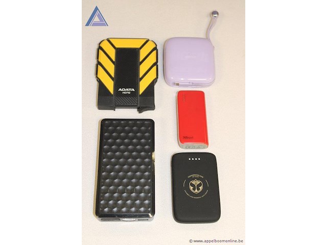 5x elektronische accessoires, waaronder adata hd710 externe harde schijf, trust 21226 powerbank (4400 mah), norauto lithium jump starter (29.97wh), werking niet gekend - afbeelding 1 van  3